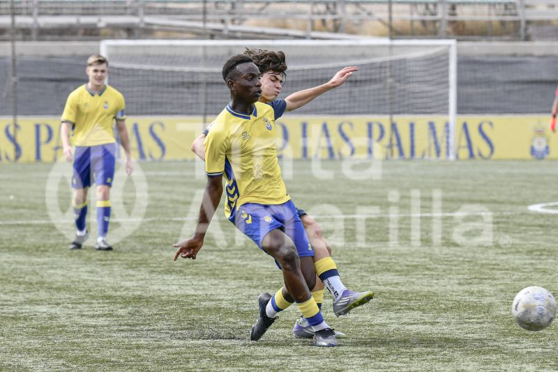 Fotos: El juvenil B de la UD golea y pisa el techo de su Liga