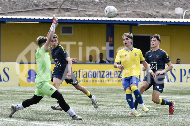 Fotos: El juvenil B de la UD golea y pisa el techo de su Liga