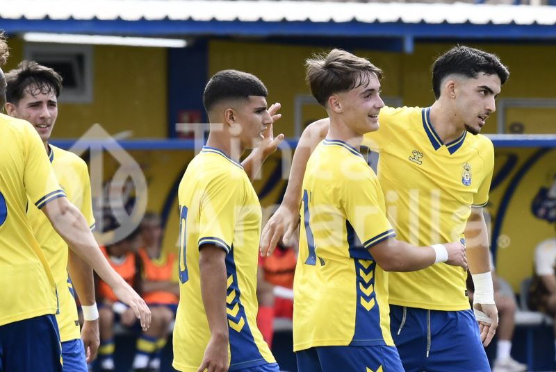 Fotos: El juvenil B de la UD golea y pisa el techo de su Liga
