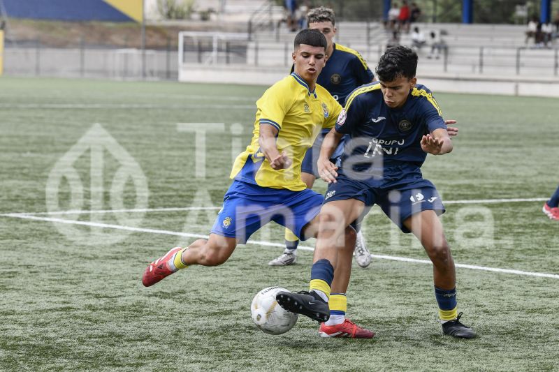 Fotos: El juvenil B de la UD golea y pisa el techo de su Liga