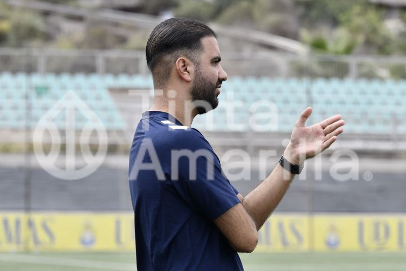 Fotos: El juvenil B de la UD golea y pisa el techo de su Liga