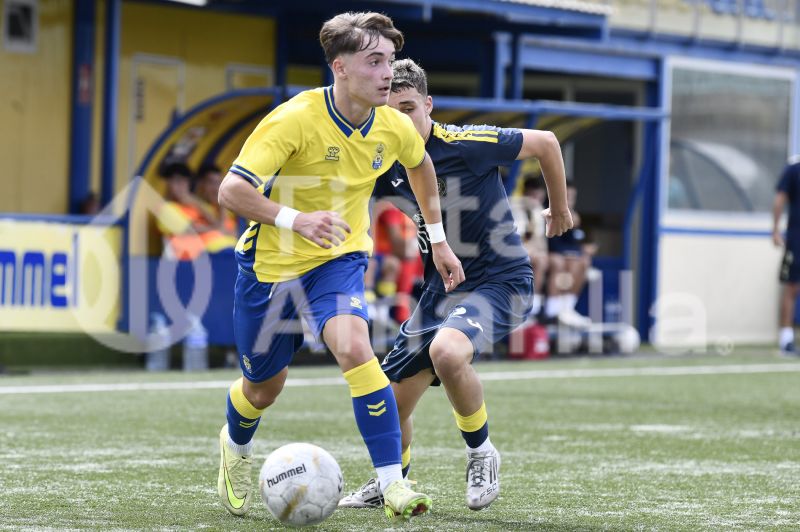 Fotos: El juvenil B de la UD golea y pisa el techo de su Liga