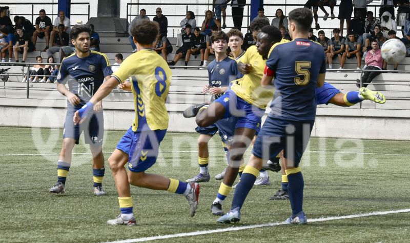 Fotos: El juvenil B de la UD golea y pisa el techo de su Liga