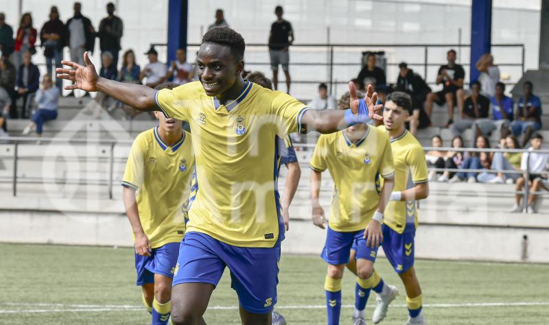 Fotos: El juvenil B de la UD golea y pisa el techo de su Liga