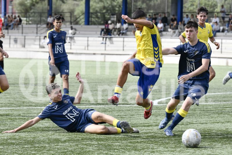 Fotos: El juvenil B de la UD golea y pisa el techo de su Liga