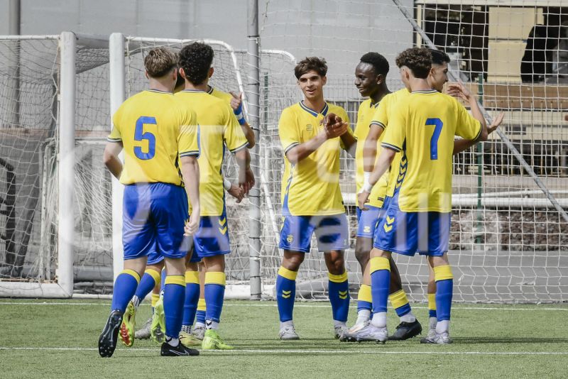 Fotos: El juvenil B de la UD golea y pisa el techo de su Liga