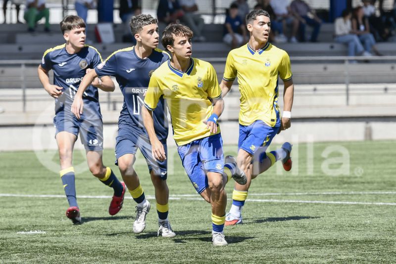 Fotos: El juvenil B de la UD golea y pisa el techo de su Liga