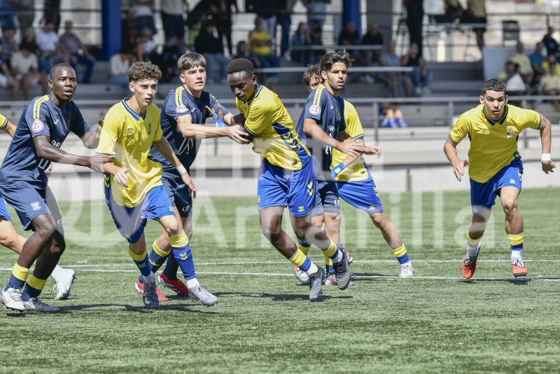Fotos: El juvenil B de la UD golea y pisa el techo de su Liga