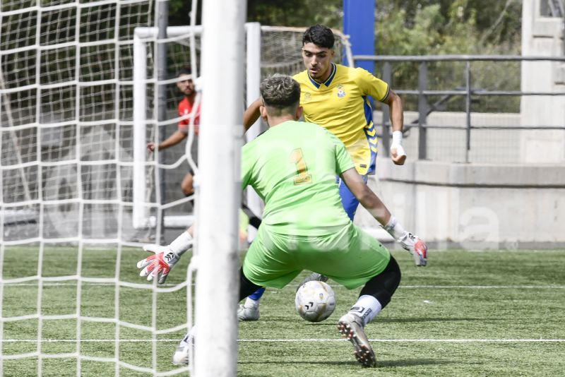 Fotos: El juvenil B de la UD golea y pisa el techo de su Liga