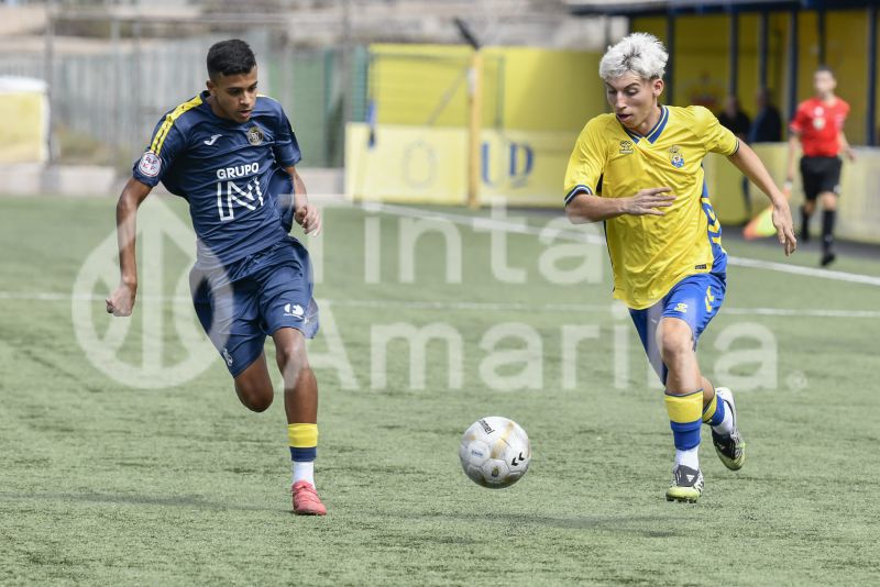 Fotos: El juvenil B de la UD golea y pisa el techo de su Liga