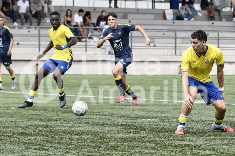 Fotos: El juvenil B de la UD golea y pisa el techo de su Liga