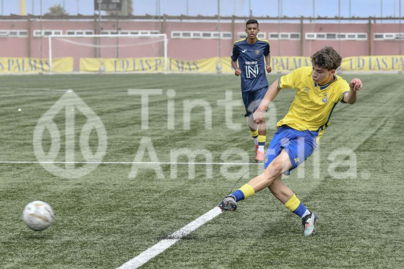 Fotos: El juvenil B de la UD golea y pisa el techo de su Liga