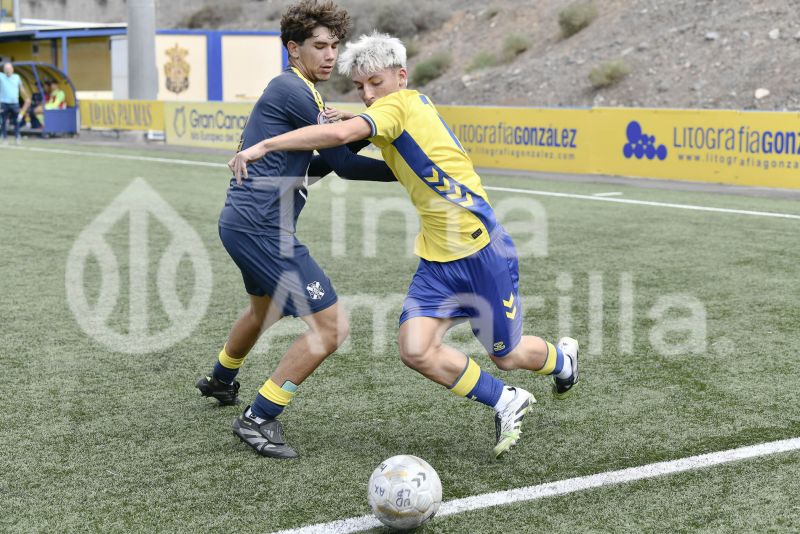 Fotos: El juvenil B de la UD golea y pisa el techo de su Liga