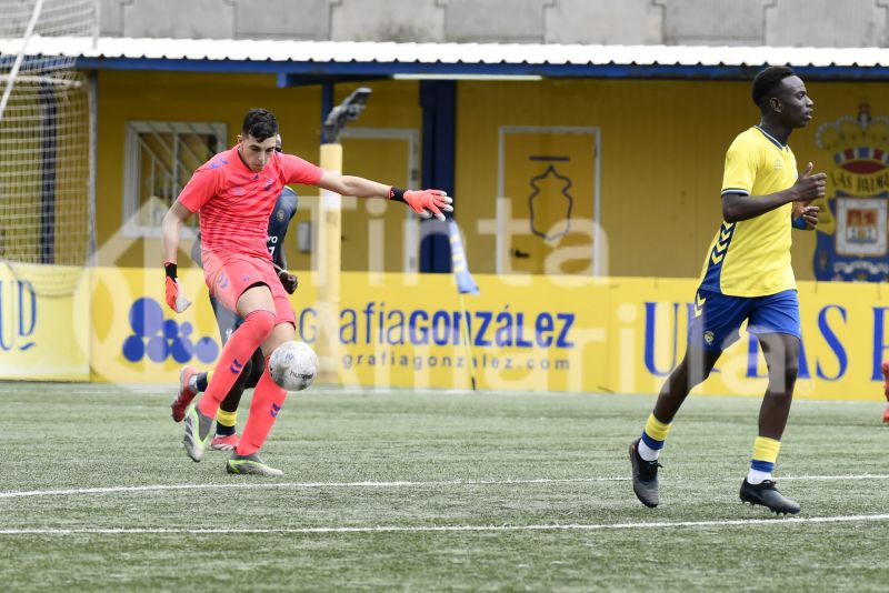 Fotos: El juvenil B de la UD golea y pisa el techo de su Liga