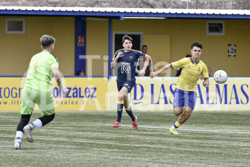 Fotos: El juvenil B de la UD golea y pisa el techo de su Liga