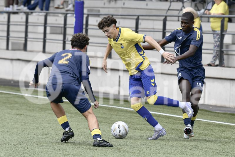 Fotos: El juvenil B de la UD golea y pisa el techo de su Liga