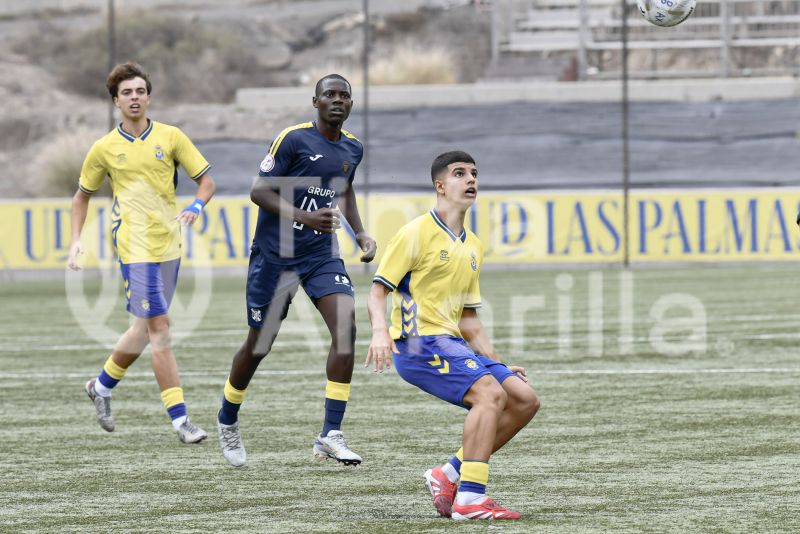 Fotos: El juvenil B de la UD golea y pisa el techo de su Liga