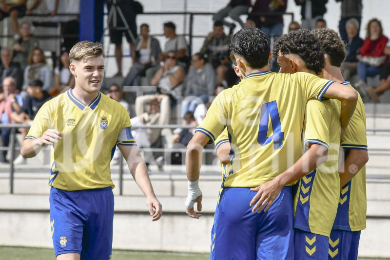 Fotos: El juvenil B de la UD golea y pisa el techo de su Liga