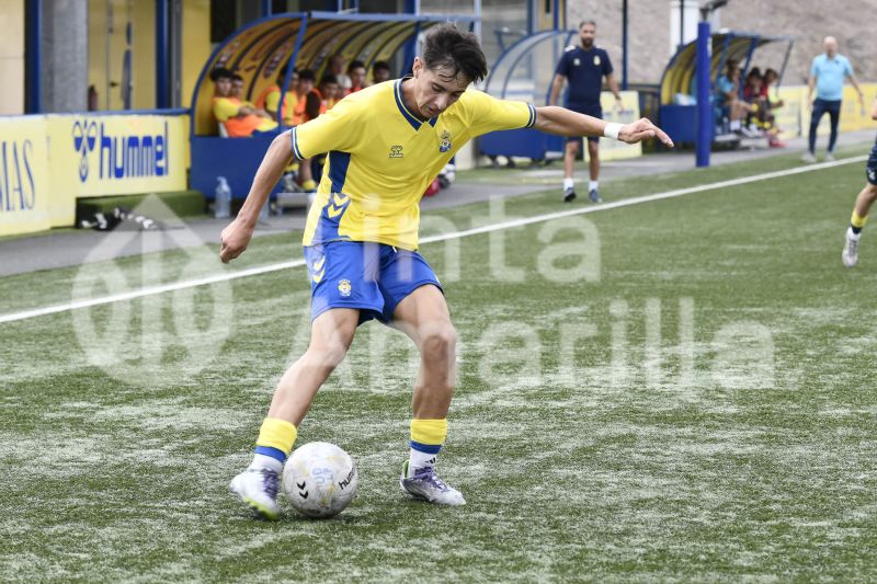 Fotos: El juvenil B de la UD golea y pisa el techo de su Liga