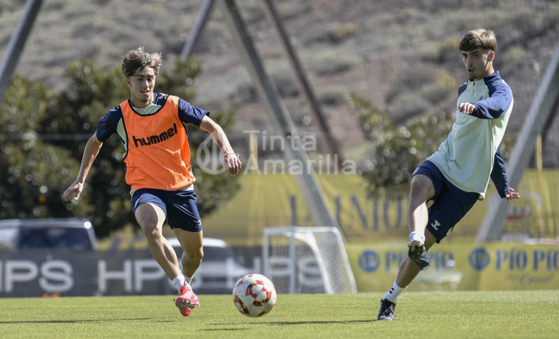 Fotos: El juvenil de la UD cambia los tacos de sus botas