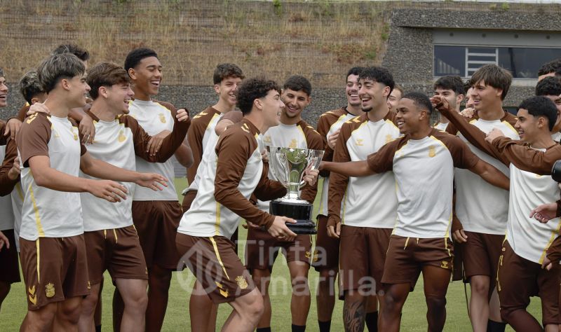 Fotos: Celebración del juvenil de la UD, antes de la batalla contra el Barça