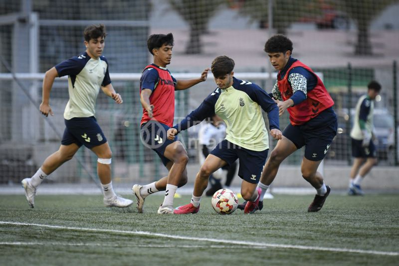 Fotos: El juvenil de la UD afina para recibir al Granada