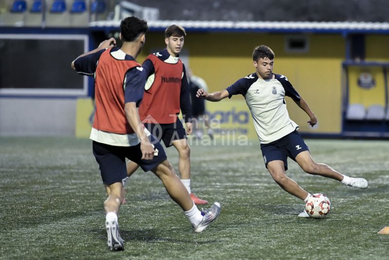 Fotos: El juvenil de la UD afina para recibir al Granada
