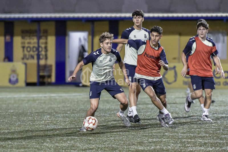 Fotos: El juvenil de la UD afina para recibir al Granada