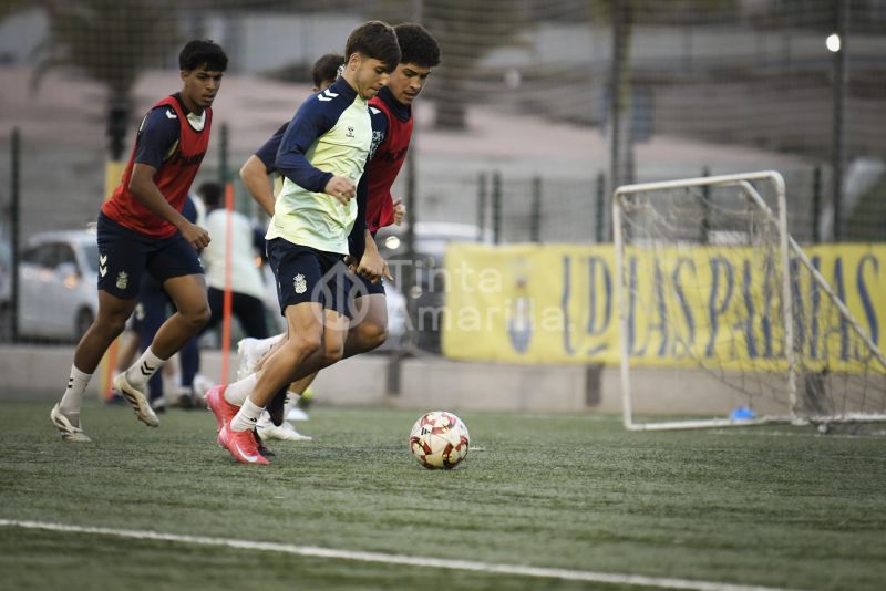 Fotos: El juvenil de la UD afina para recibir al Granada