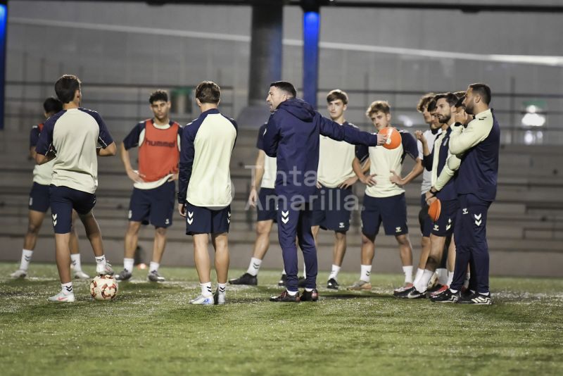 Fotos: El juvenil de la UD afina para recibir al Granada