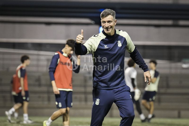 Fotos: El juvenil de la UD afina para recibir al Granada