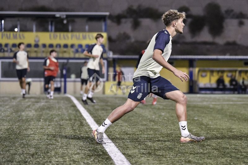 Fotos: El juvenil de la UD afina para recibir al Granada
