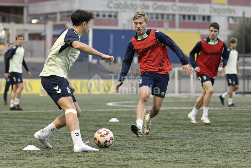 Fotos: El juvenil de la UD afina para recibir al Granada