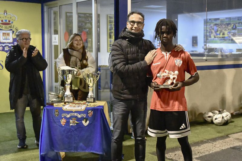 Fotos: La UD Las Palmas D gana en el Anexo la Copa de Navidad