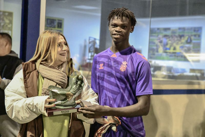 Fotos: La UD Las Palmas D gana en el Anexo la Copa de Navidad