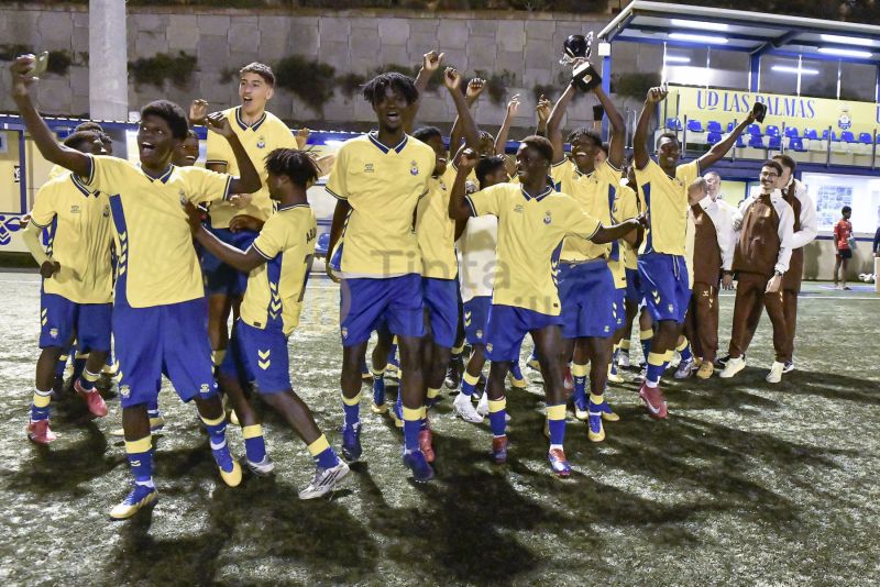 Fotos: La UD Las Palmas D gana en el Anexo la Copa de Navidad