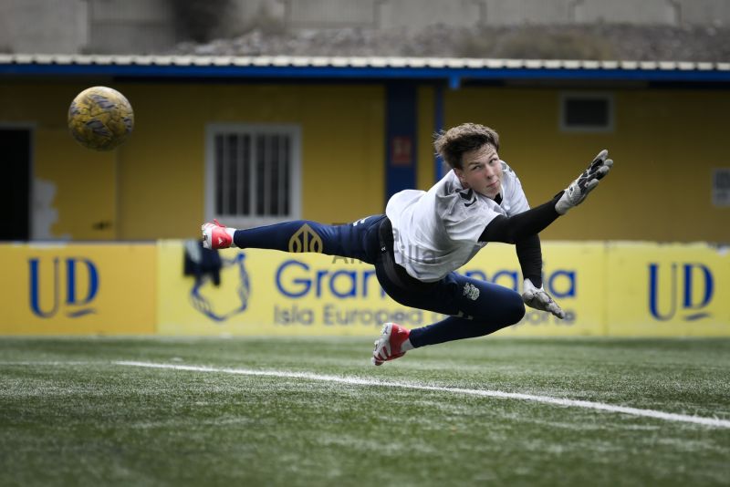 Fotos: Las Palmas C prepara un partido en rojo de su calendario