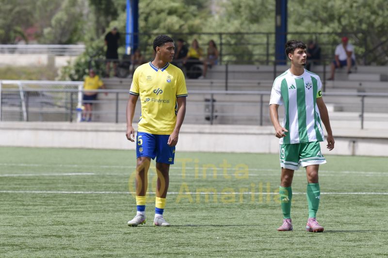 El juvenil de la UD sella las matemáticas del título, pero aún no lo puede celebrar (4-0)