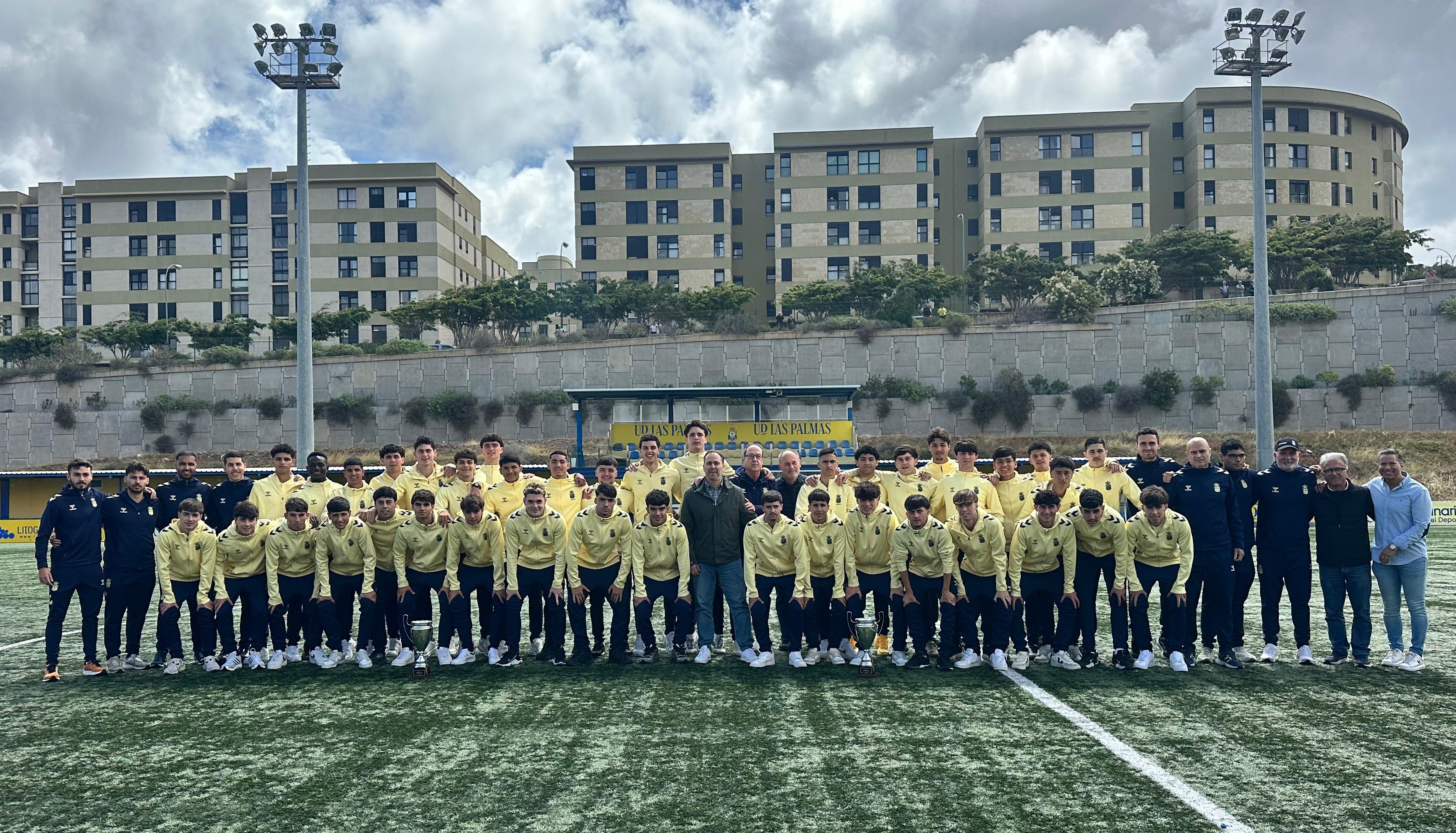 Los juveniles B y C de la UD reciben sus trofeos de campeones