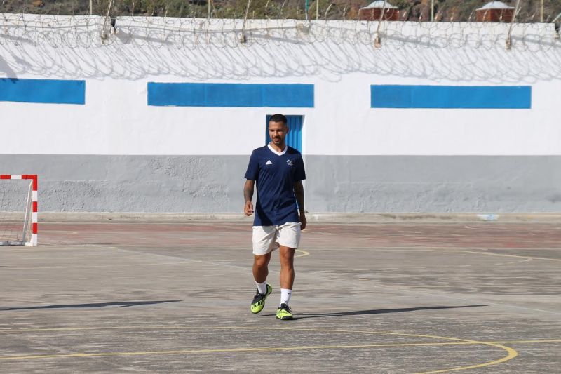 Viera toca el balón con los internos del Centro Penitencio Las Palmas I