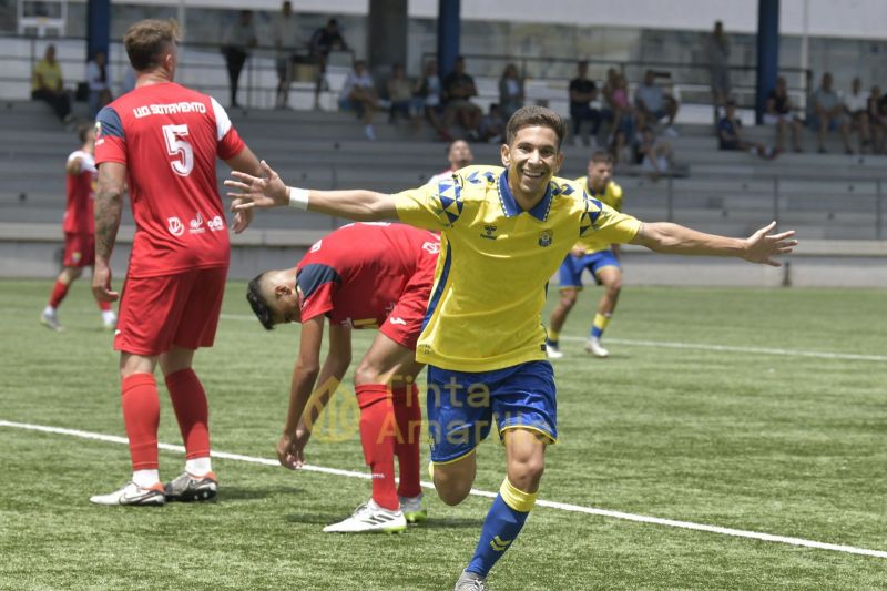 El amarillo Antonio Hernández celebra el ascenso a Primera RFEF con el Coria