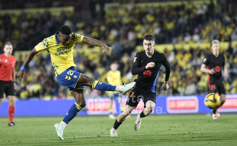 El Sporting confirma el traspaso de Essugo en plena batalla por la salvación