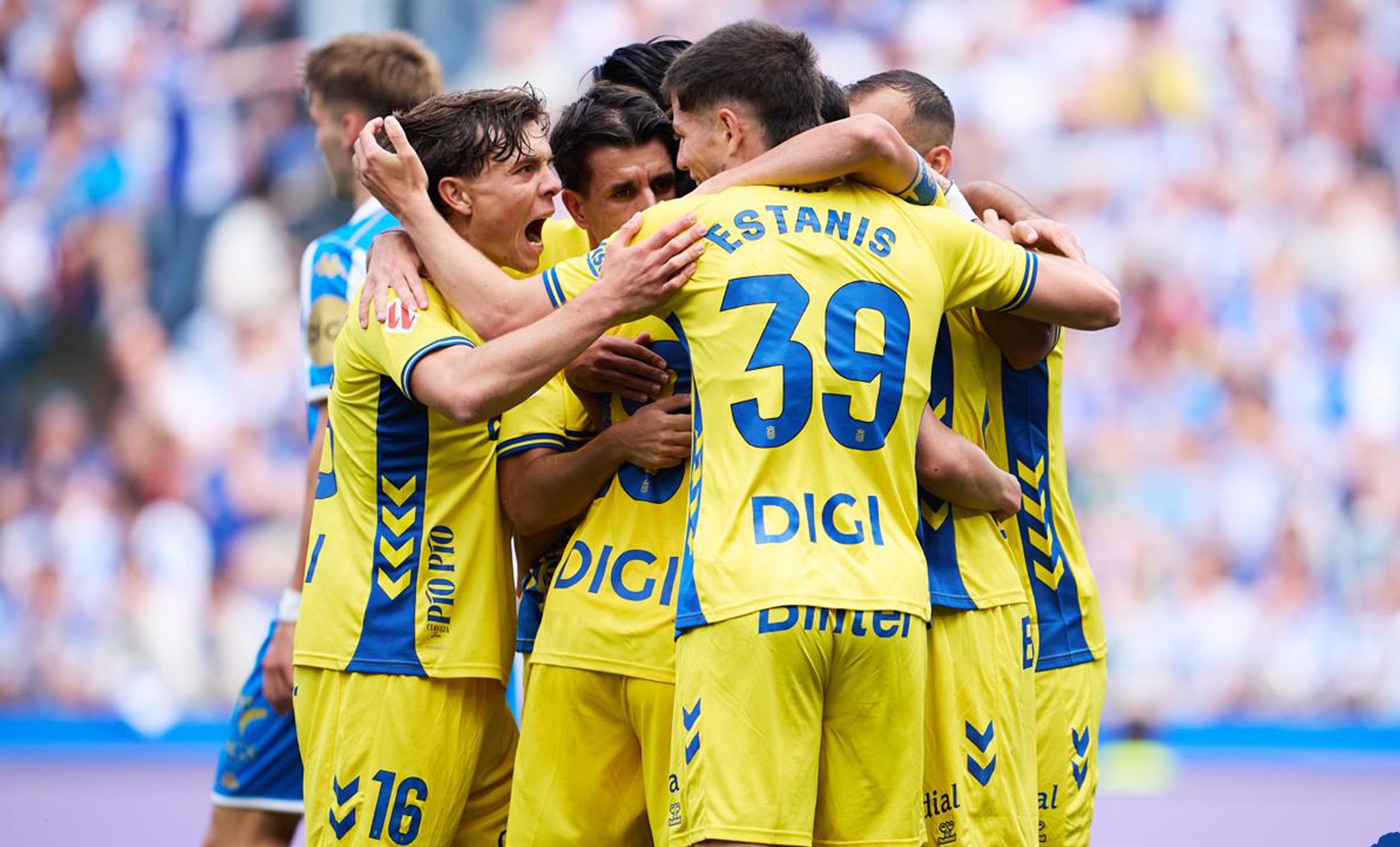 1-2: La UD Las Palmas invade el play off con un triunfo en Riazor, sin amargar la fiesta