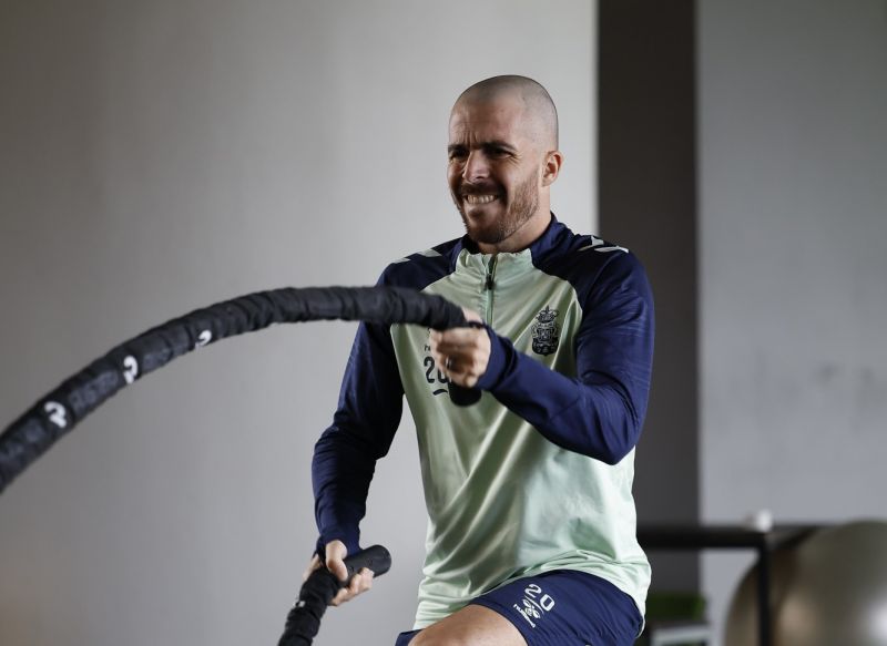 Kirian señala un camino