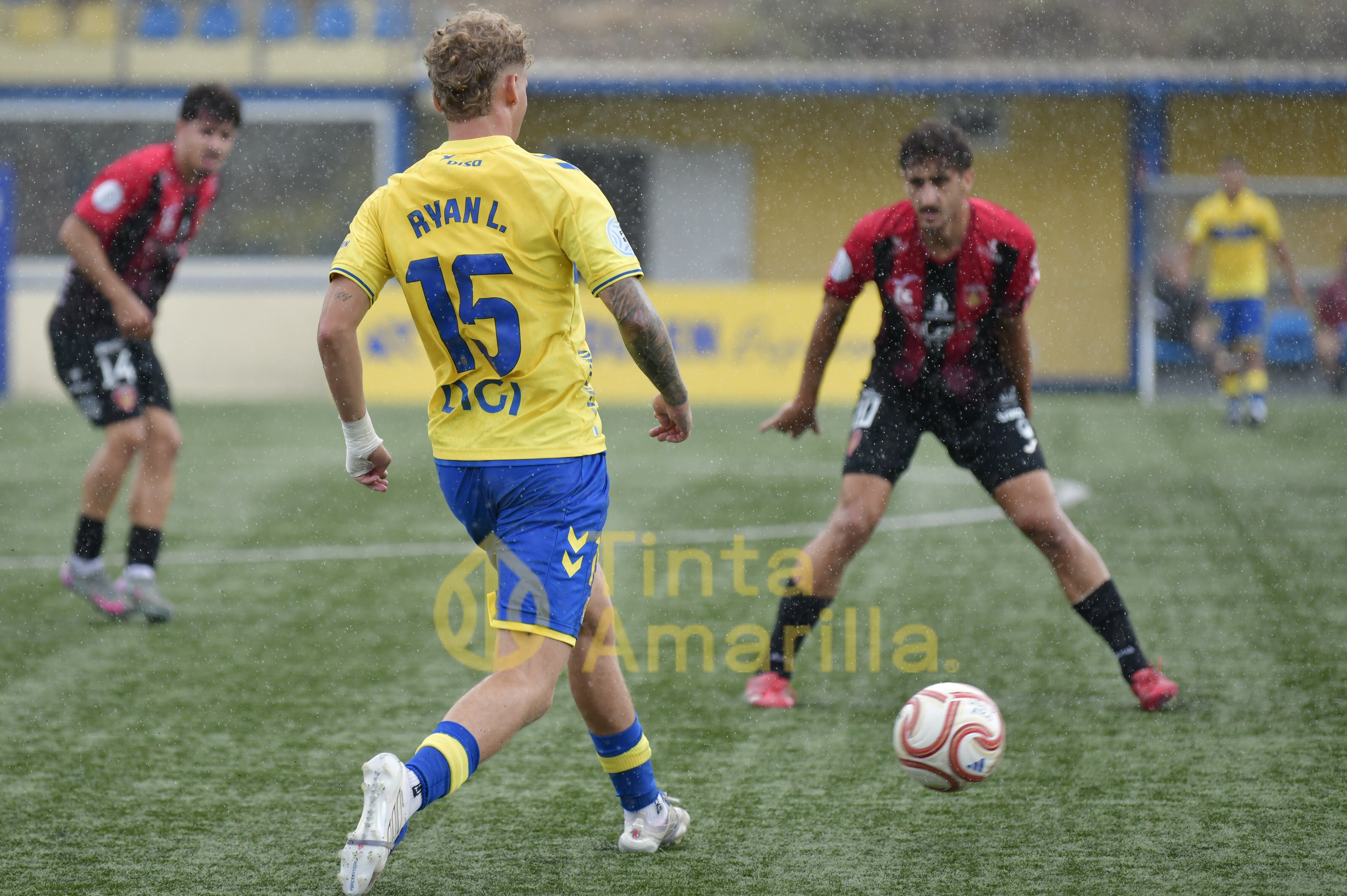 1-2: Las Palmas Atlético perdona y el Puente Genil castiga