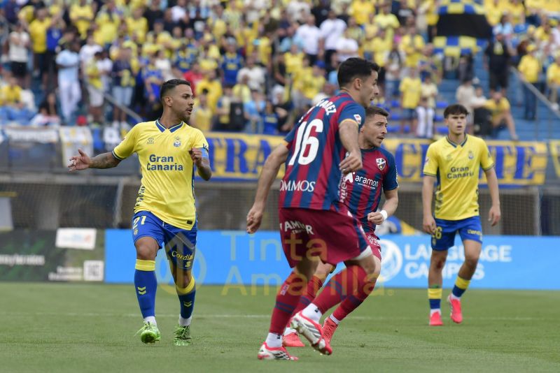 2-1: La UD remonta, sufre, gana y sigue cabalgando en el potro de la ilusión