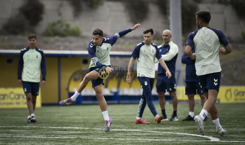 Fotos: Las Palmas C prepara un partido en rojo de su calendario