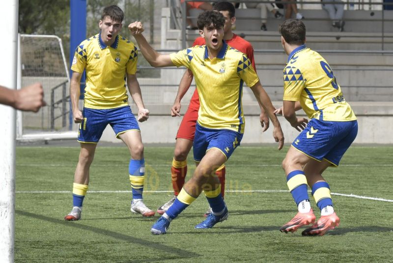 3-0: Las Palmas soporta la presión del Tenerife y se aferra al liderato