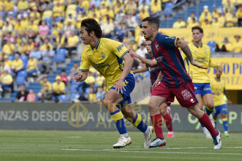 2-1: La UD remonta, sufre, gana y sigue cabalgando en el potro de la ilusión