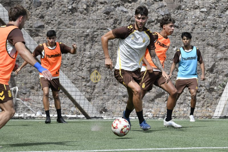 Fotos: Las Palmas Atlético se pone en marcha en Barranco Seco